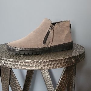 Easy Street Ankle Booties - Size 8